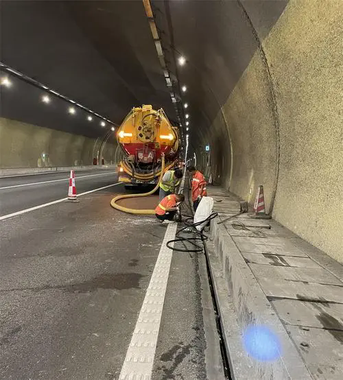 阳东隧道排水渠清淤